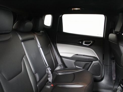 Used 2024 Jeep Compass Limited image 11