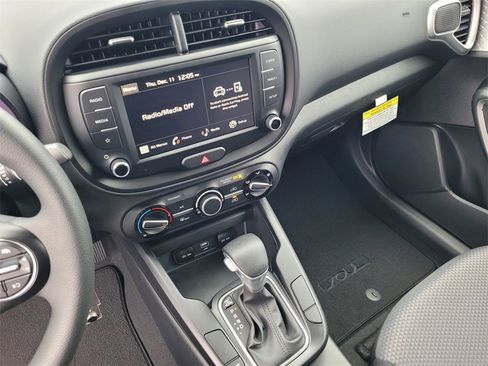 Used 2025 Kia Soul LX image 19
