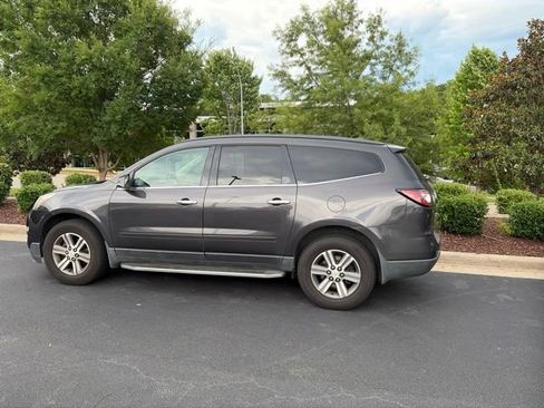Used 2015 Chevrolet Traverse LT FWD image 2