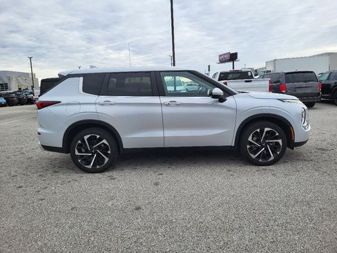 Used 2024 Mitsubishi Outlander SE Black Edition image 14