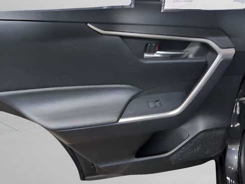 Used 2020 Toyota RAV4 XLE Premium image 18