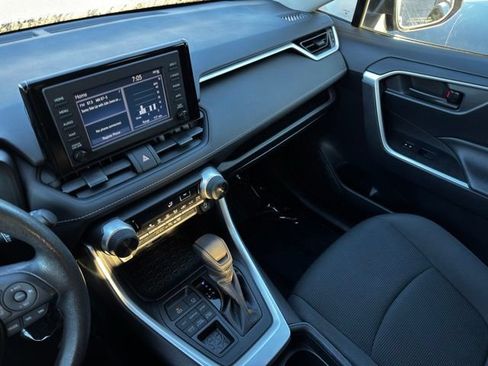 Used 2019 Toyota RAV4 LE w/ Carpet Mat Package AWD/4WD image 21