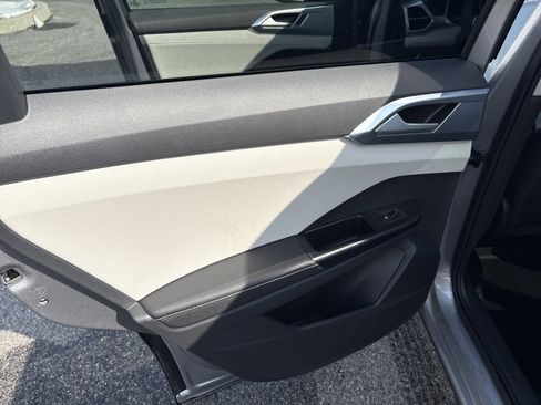 New 2026 Volkswagen Taos SE image 11