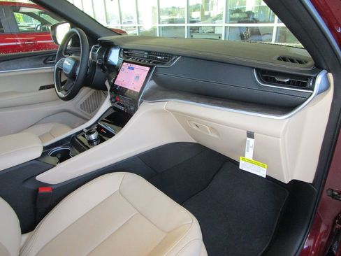 New 2025 Jeep Grand Cherokee L Limited w/ Luxury Tech Group II image 36