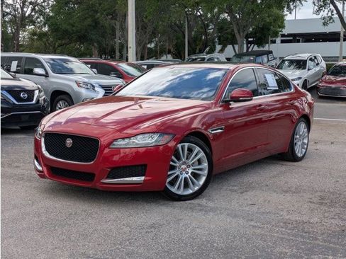 Used 2019 Jaguar XF Prestige image 1