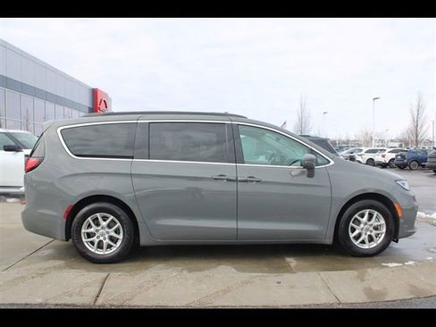 Used 2022 Chrysler Pacifica Touring-L FWD image 6