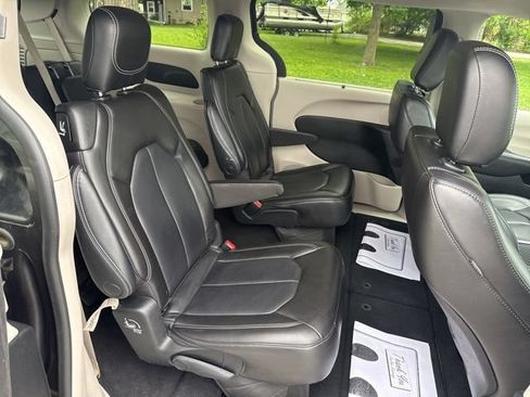 Used 2023 Chrysler Pacifica Touring-L FWD image 13