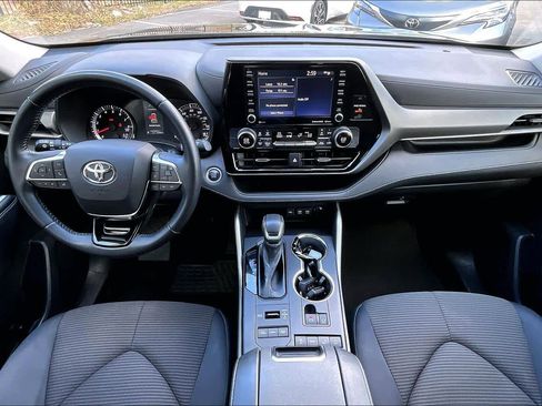 Used 2021 Toyota Highlander LE image 16