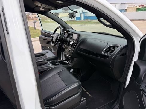 Used 2014 Chrysler Town & Country S image 27