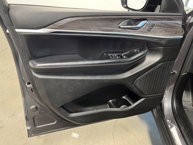 Used 2023 Jeep Grand Cherokee Limited AWD/4WD image 25