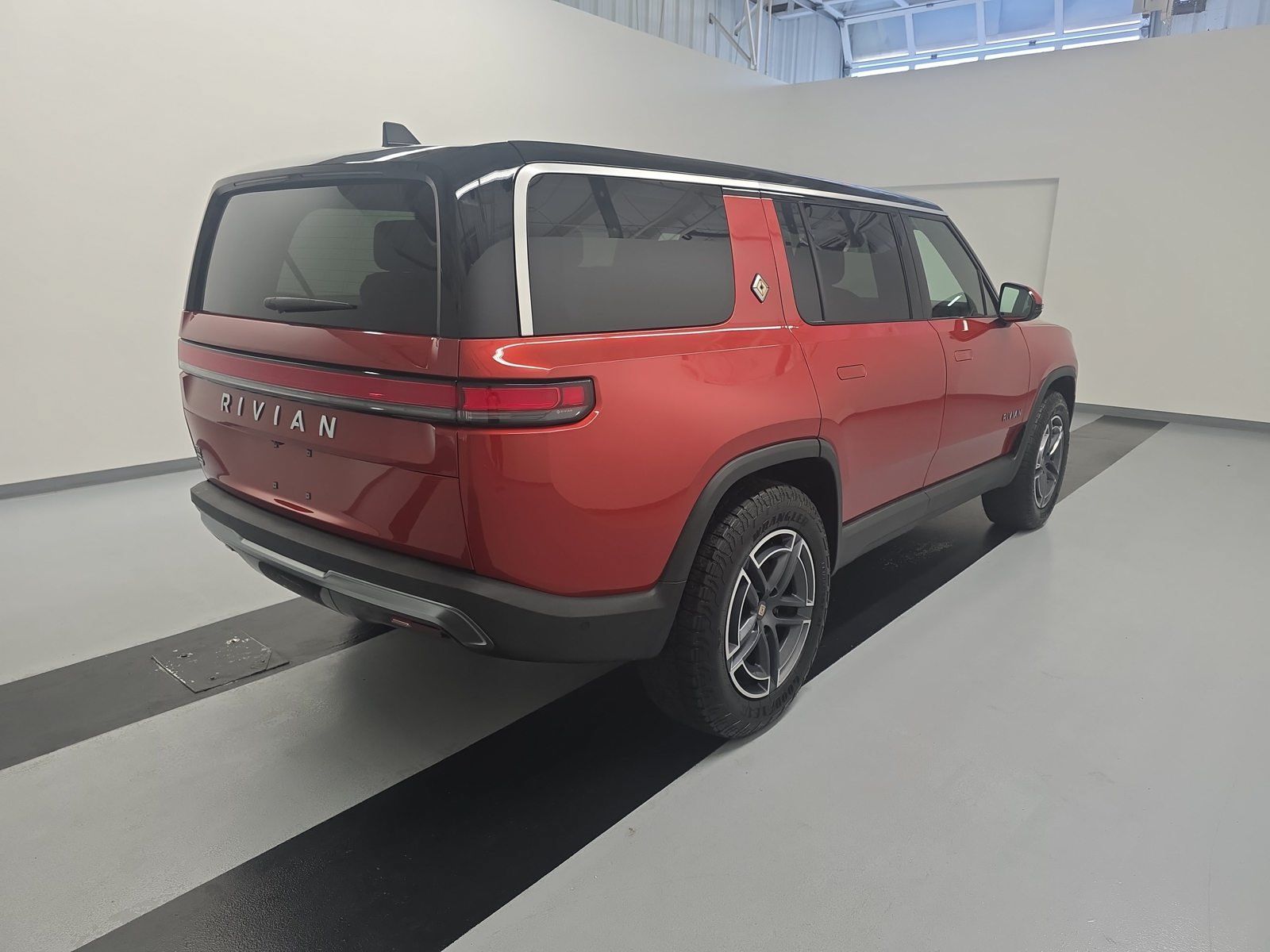 Used 2025 Rivian R1S Adventure Dual AWD/4WD image 5