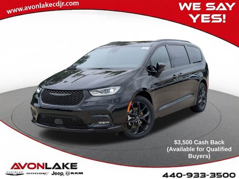 New 2026 Chrysler Pacifica Limited w/ S Appearance Package image 1