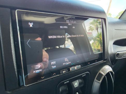 Used 2018 Jeep Wrangler Unlimited Sahara AWD/4WD image 19
