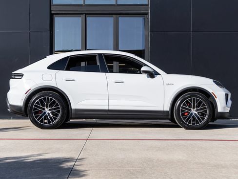 Certified 2025 Porsche Macan 4S Electric AWD/4WD image 12