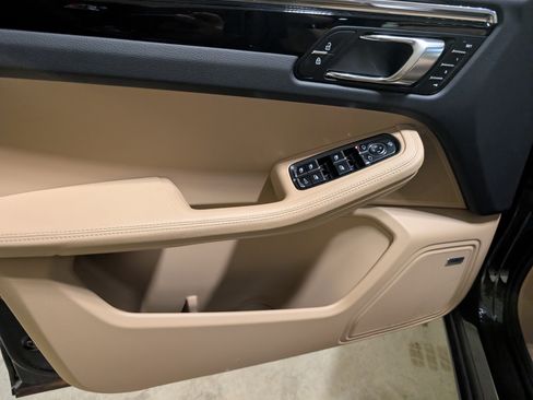 Used 2025 Porsche Macan image 18