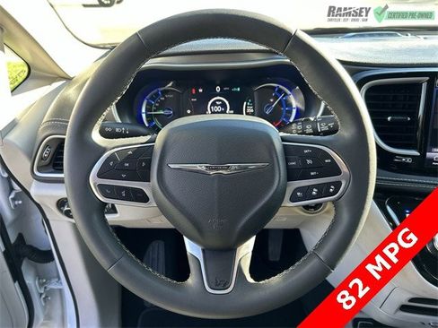 Certified 2024 Chrysler Pacifica Select image 18