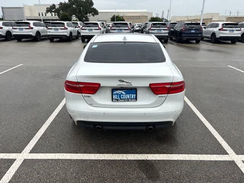 Used 2017 Jaguar XE Prestige RWD image 4