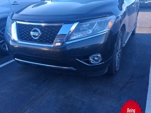 Used 2016 Nissan Pathfinder SV image 1