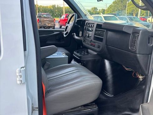 Used 2015 Chevrolet Express 2500 RWD image 9