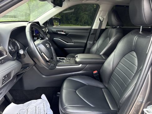 Used 2024 Toyota Highlander XLE AWD/4WD image 11