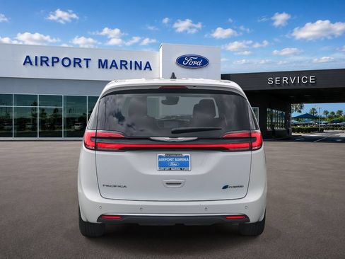 Used 2023 Chrysler Pacifica Touring-L FWD image 7