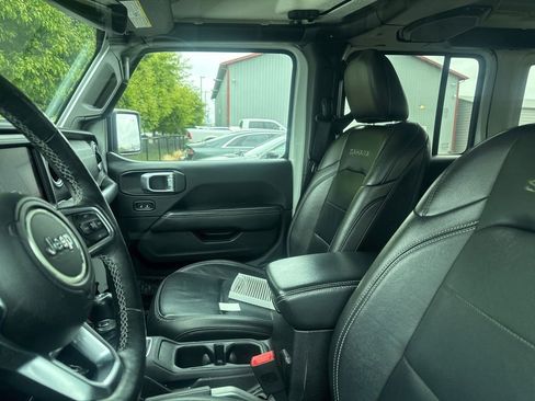 Used 2018 Jeep Wrangler Unlimited Sahara w/ Uconnect 4C Nav & Sound Group AWD/4WD image 9