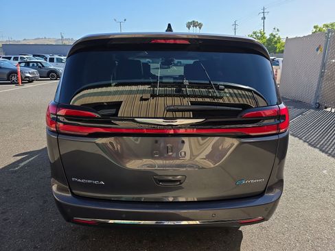 Used 2023 Chrysler Pacifica Limited w/ Uconnect Theater Family Group FWD image 5