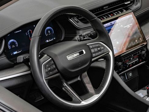 Used 2023 Jeep Grand Cherokee L Limited AWD/4WD image 20