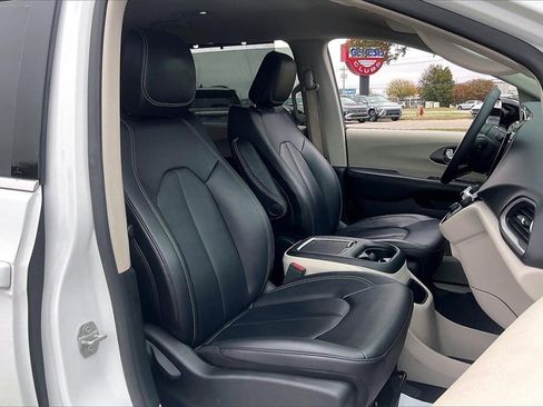 Used 2024 Chrysler Pacifica Touring-L image 33