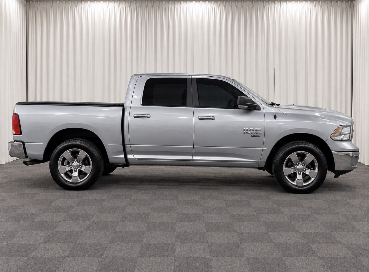 Used 2019 RAM 1500 Classic SLT w/ Luxury Group AWD/4WD image 2