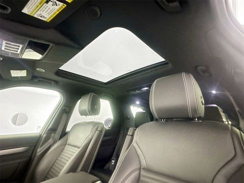 Used 2023 Land Rover Discovery S R-Dynamic image 21