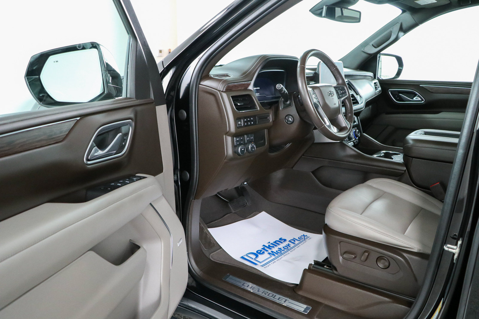 Used 2023 Chevrolet Tahoe Z71 w/ Luxury Package AWD/4WD image 3