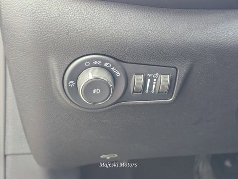 Used 2022 Jeep Compass Limited image 17