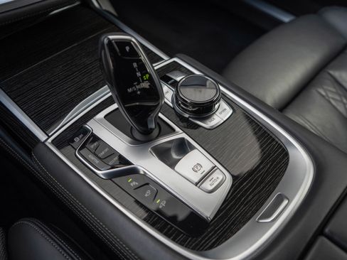 Used 2018 BMW 750i image 25