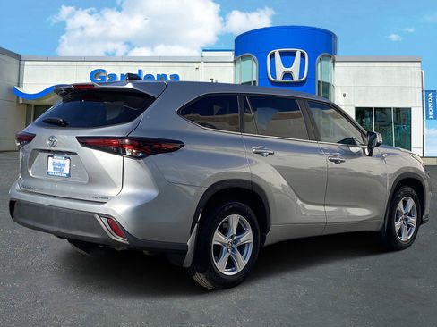 Used 2024 Toyota Highlander LE image 6