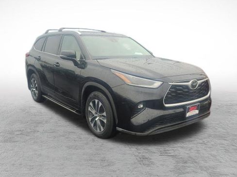 Used 2021 Toyota Highlander XLE AWD/4WD image 3
