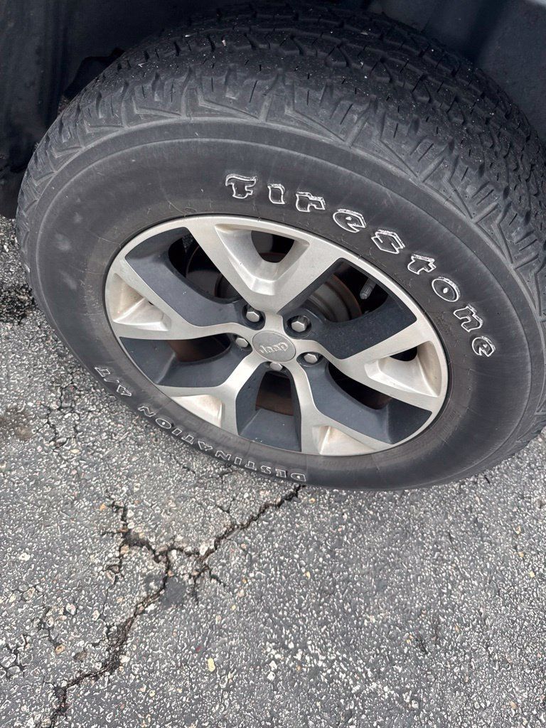 Used 2016 Jeep Cherokee Trailhawk w/ Comfort/Convenience Group AWD/4WD image 4