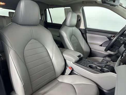 Used 2023 Toyota Highlander XLE AWD/4WD image 26