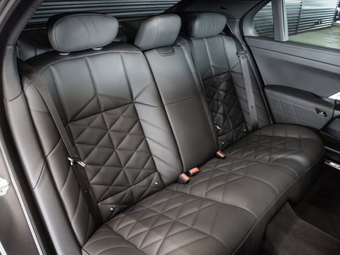 Used 2025 BMW 740i w/ Premium Package RWD image 8