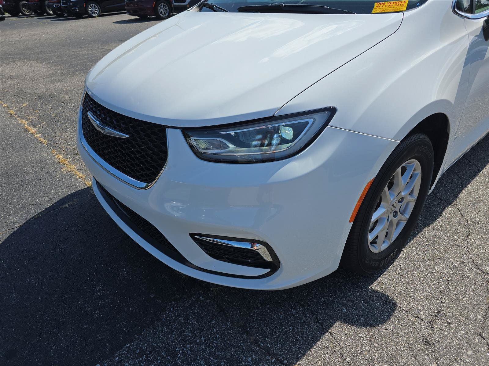 Used 2024 Chrysler Pacifica Touring-L FWD image 9