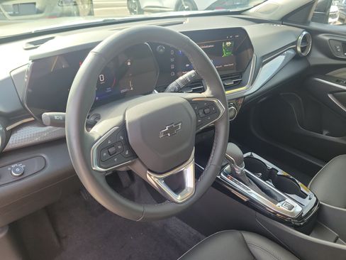 Used 2025 Chevrolet Trax ACTIV w/ Driver Confidence Package FWD image 22