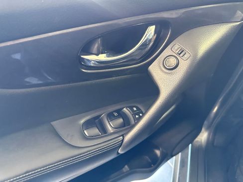 Used 2017 Nissan Rogue SV FWD image 15