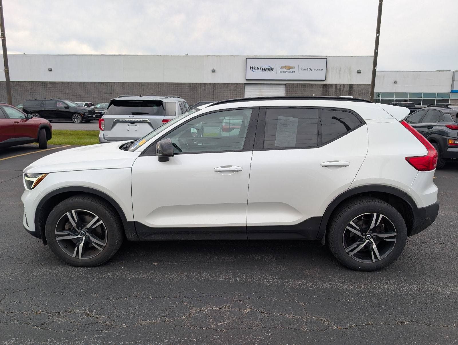 Used 2023 Volvo XC40 B5 Plus w/ Climate Package AWD/4WD image 8