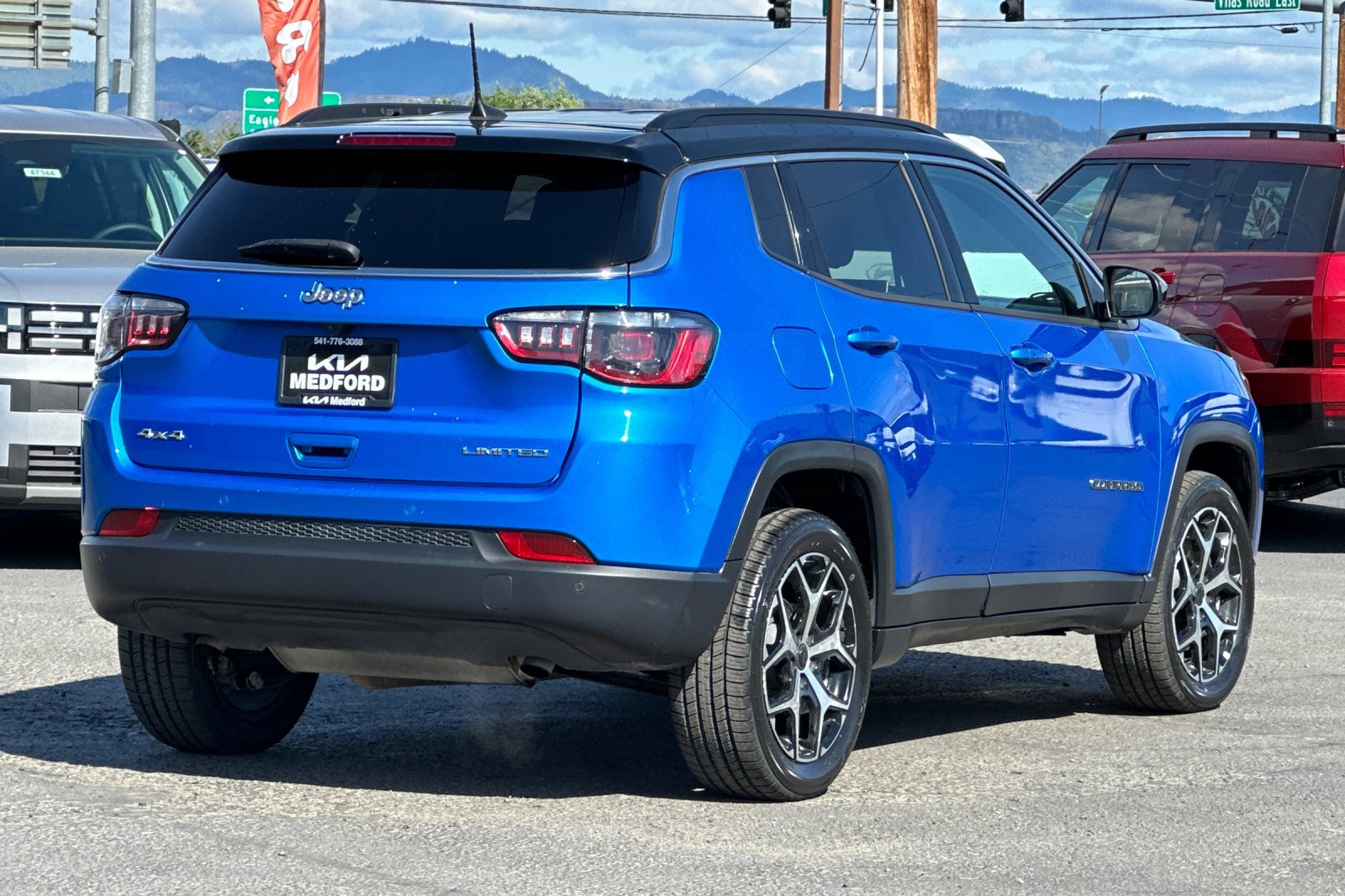 Used 2025 Jeep Compass Limited AWD/4WD image 4