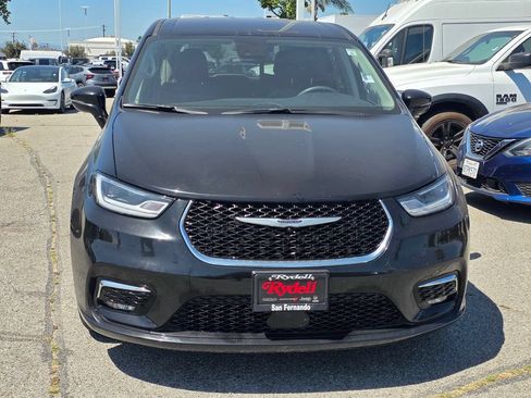 Certified 2024 Chrysler Pacifica Limited FWD image 2