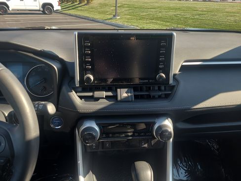 Certified 2020 Toyota RAV4 XLE w/ Convenience Package image 20