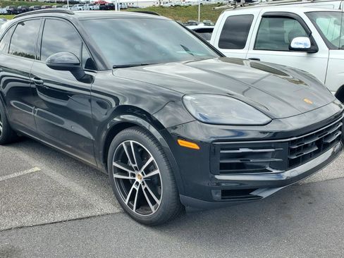 Used 2024 Porsche Cayenne image 2