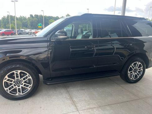 Certified 2025 Ford Expedition Active AWD/4WD image 2
