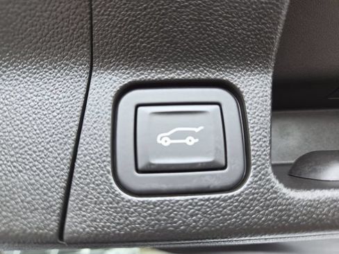 Used 2023 GMC Acadia SLE w/ Driver Convenience Package FWD image 18