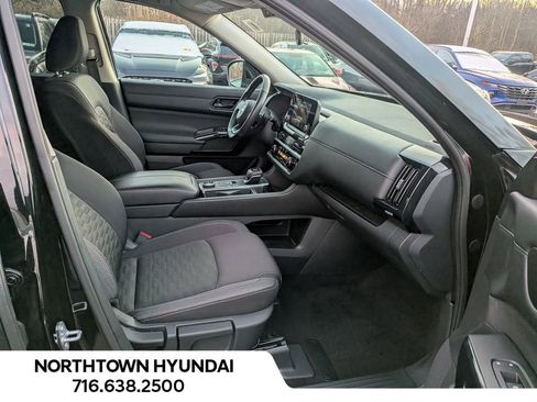 Used 2025 Nissan Pathfinder SV image 7